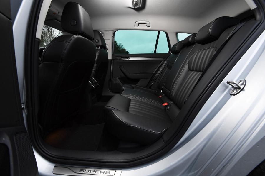 Интерьер Skoda Superb iV Combi (3V) 2019 года  (UK) (фото 14 из 19)